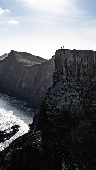 Of we een beetje ‘uitkijken’ naar onze vakantieplannen? Wat dacht je van terugkijken naar deze Madeira-beelden…. 🇵🇹 Vorig jaar gingen we met @visitmadeira op pad - en dat leverde deze ongefilterde beelden op. Wát een natuurschoon eiland, dat #madeira. 🌱

🎥: @jasperloeffenphotography // @roelvanderkrabben // @db.studios20 

#madeiratourism #madeiratravel #madeiramaciça