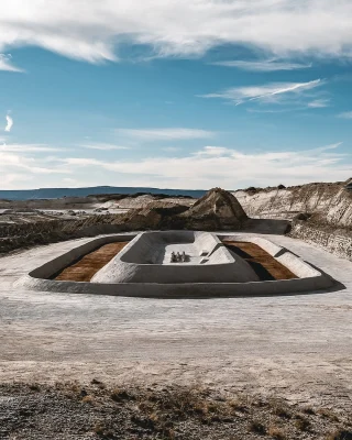 Oké, is de állercoolste atletiekbaan ooit? 🏃 ‘A monument of running’ van @adidasoriginals x @playlabinc in Santa Fe, New Mexico is snoei-snoeihard. ❤️‍🔥

📸: @playlabinc // @charlesroussel 

#adidas #runningtrack #design